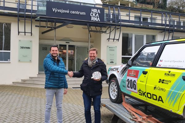 Luboš Hajský (vpravo) předává světla Ondřeji Klymčiwovi