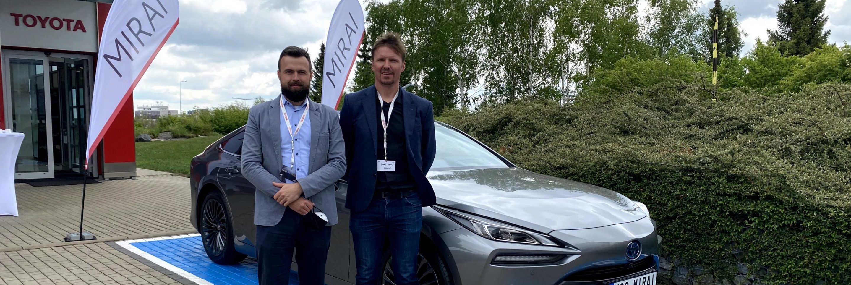 Svezli jsme se Budoucností. Jaké jsou naše dojmy z Toyoty Mirai?